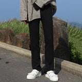 Pantalon décontracté en coton beige, porté