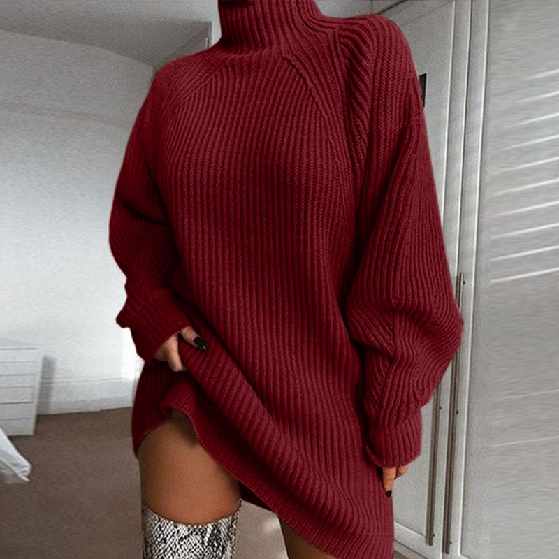 Robe pull col roulé bordeaux, portée en intérieur, vue de face