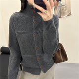 Manteau-cardigan long en tricot gris, porté, selfie miroir, vue de face