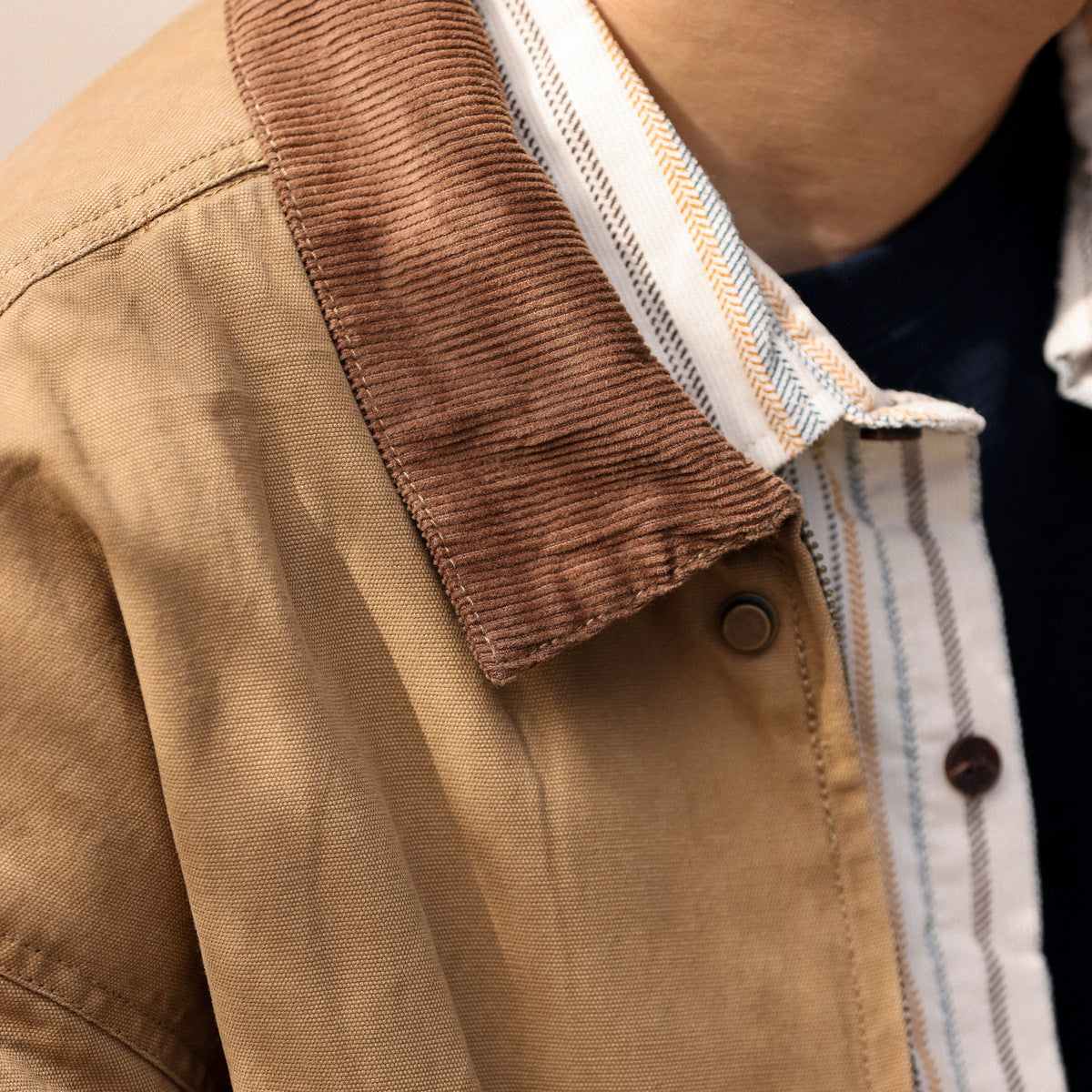 Veste de travail en toile de coton kaki clair, détail du col, portée par un modèle