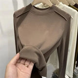 T-shirt polaire café au lait à manches longues, sur cintre, détail de la matière