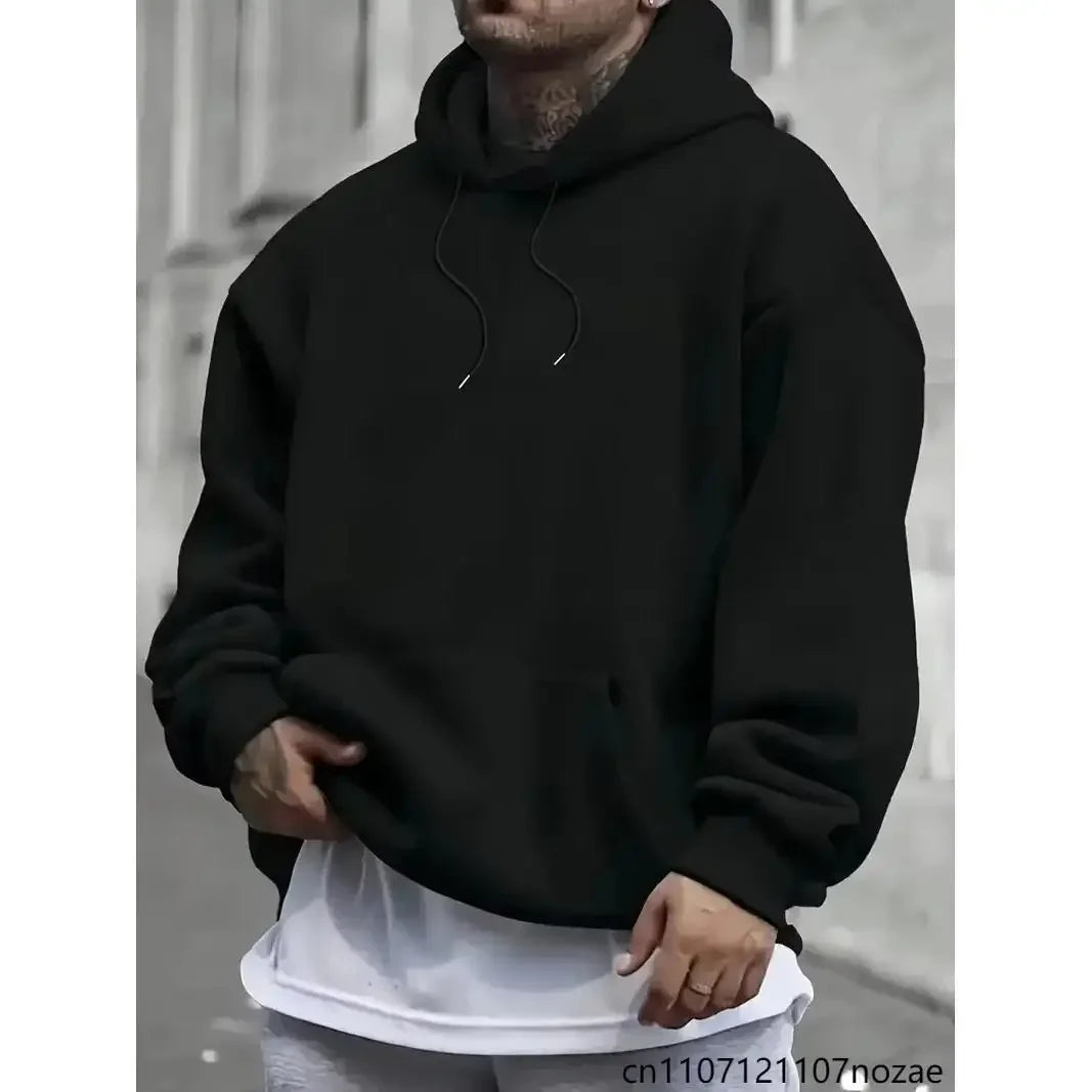 Chandail à capuche noir pour homme porté par un modèle – vue de face