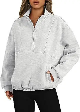 Sweatshirt col montant gris clair zippé, porté, vue de face rapprochée