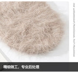 Gros plan sur la maille duveteuse du bonnet, coloris beige