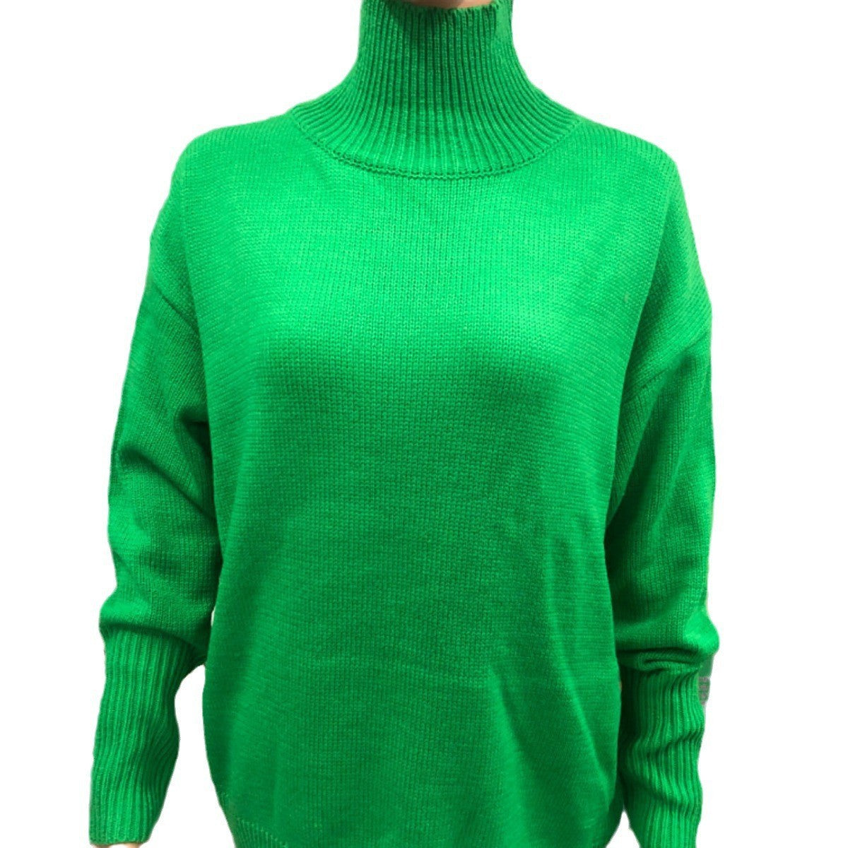 Chandail col montant en tricot vert jaune, porté, vue de face