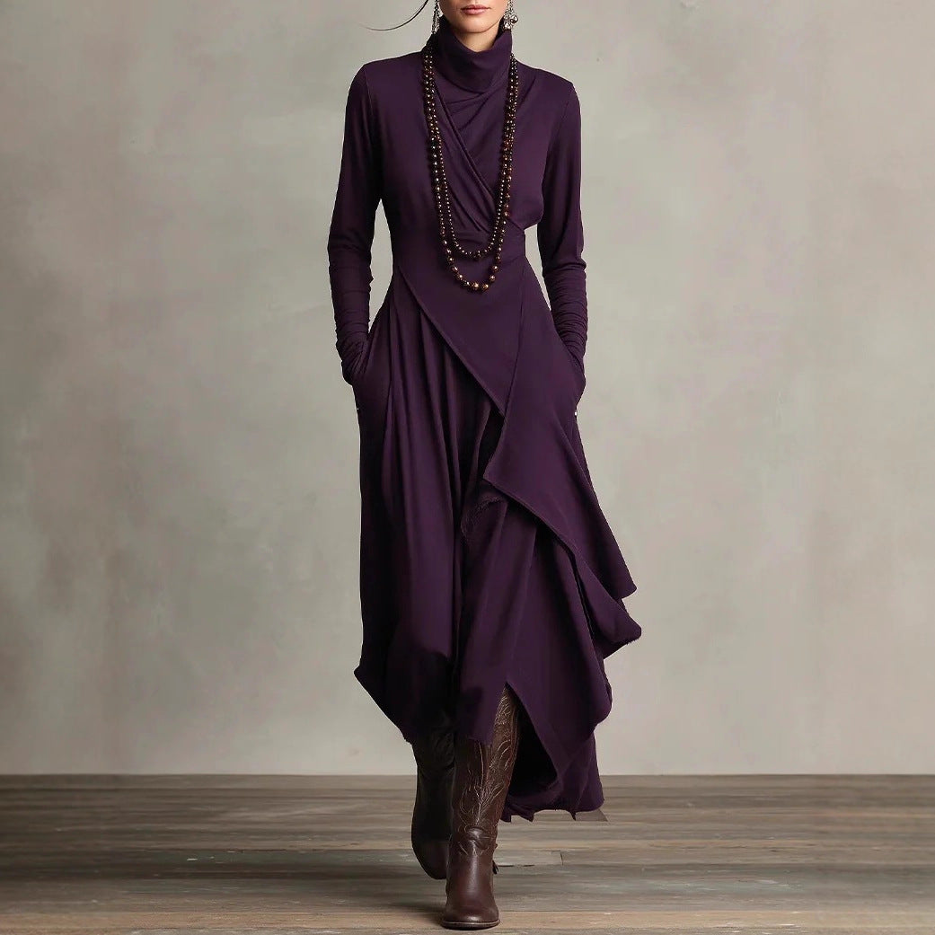Robe moulante col haut violet foncé, portée en marchant, vue de face