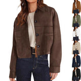 Veste courte en faux suède brune, portée, vue de face
