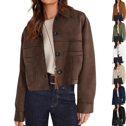 Veste courte en faux suède brune, portée, vue de face