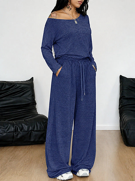 Ensemble t-shirt et pantalon large bleu foncé, porté, mains dans les poches, vue de face