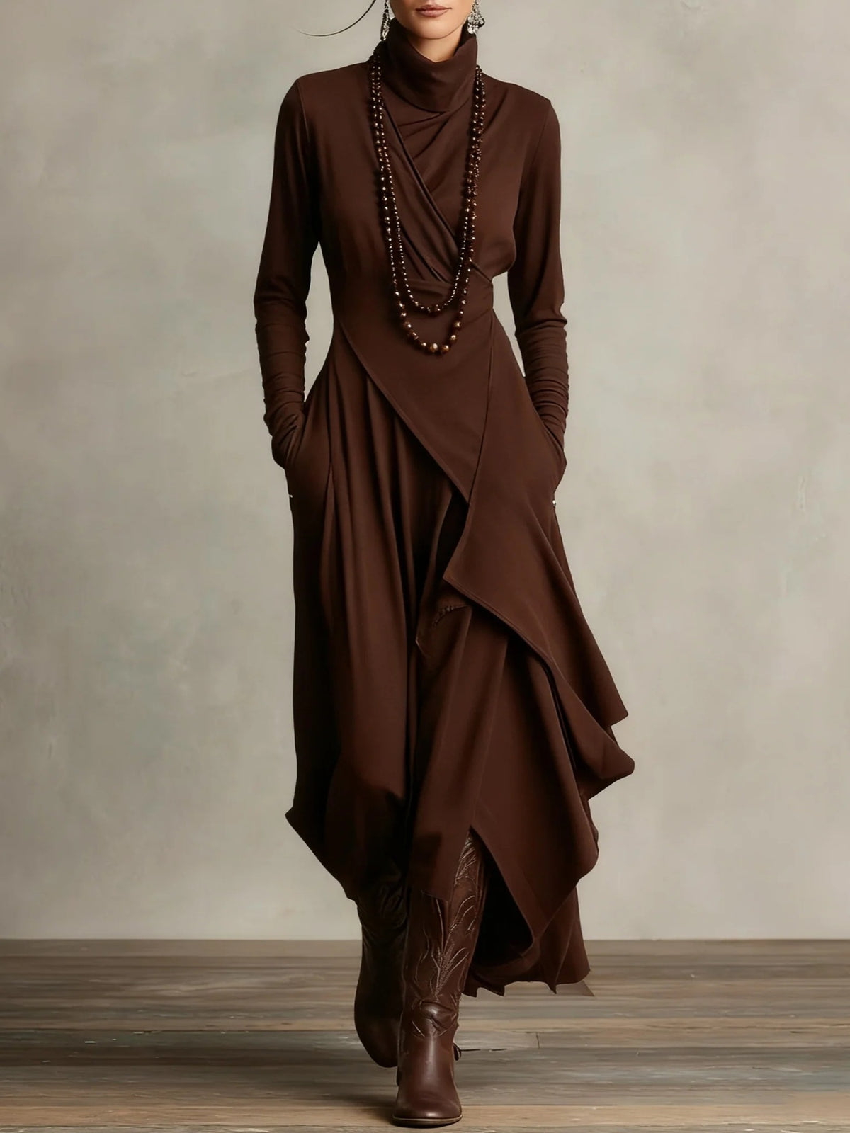 Robe moulante col haut brun foncé, portée, vue de face