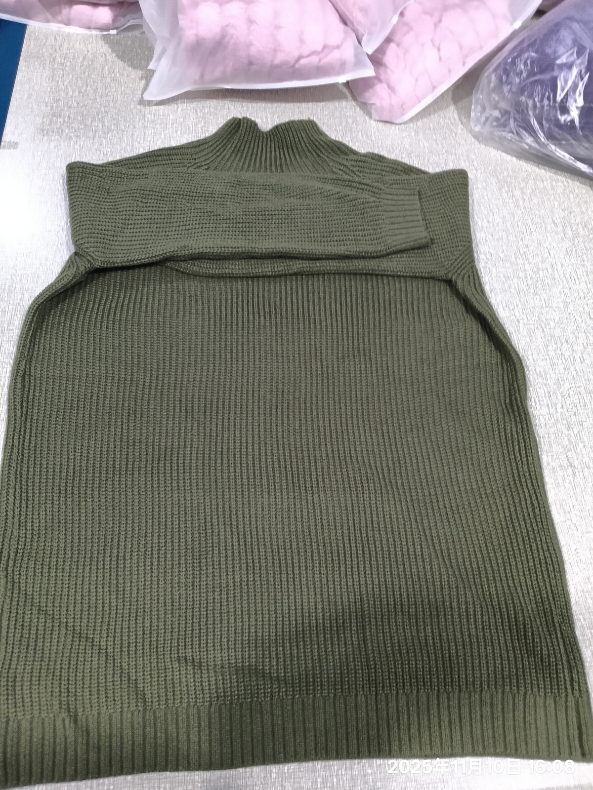 Robe pull col roulé vert olive, à plat, vue de dessus