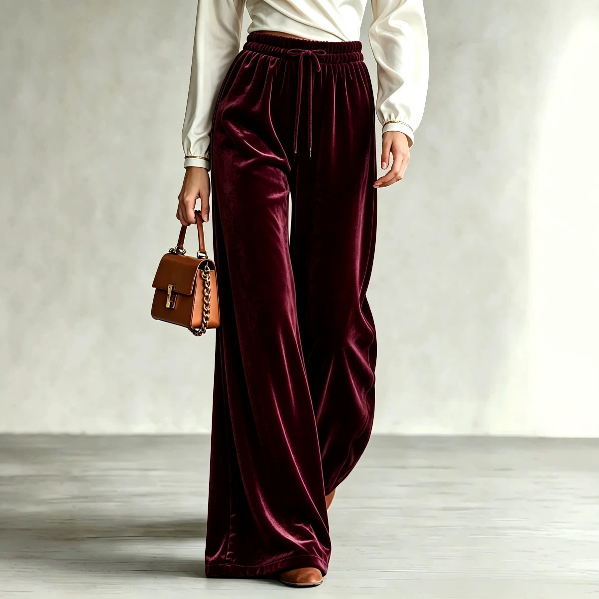 Pantalon taille haute bordeaux, jambe large, porté en marchant