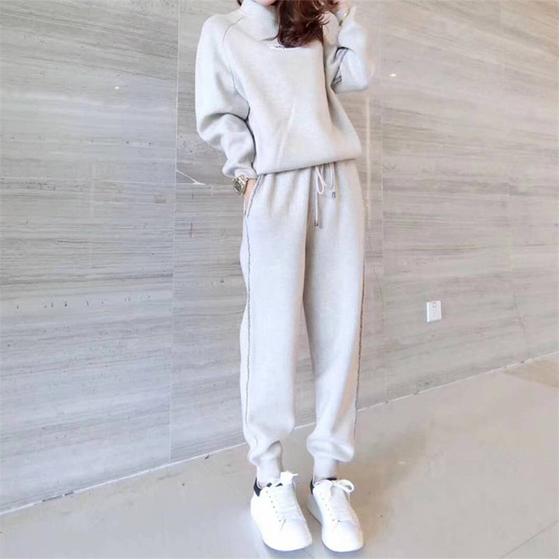 Femme portant l'ensemble en tricot et cachemire beige crème, sweat-shirt et pantalon assortis, debout en entier