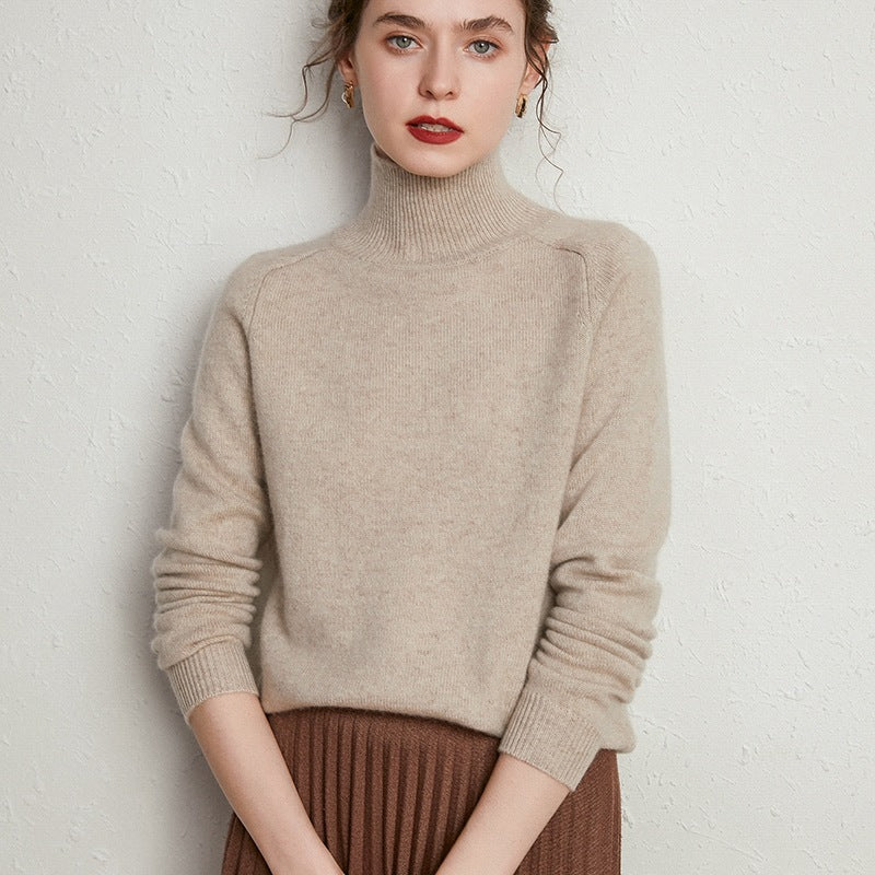 Femme portant le pull en laine et cachemire beige à col montant, vue du buste