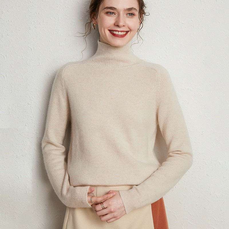 Femme portant le pull en laine et cachemire crème à col montant, vue du buste