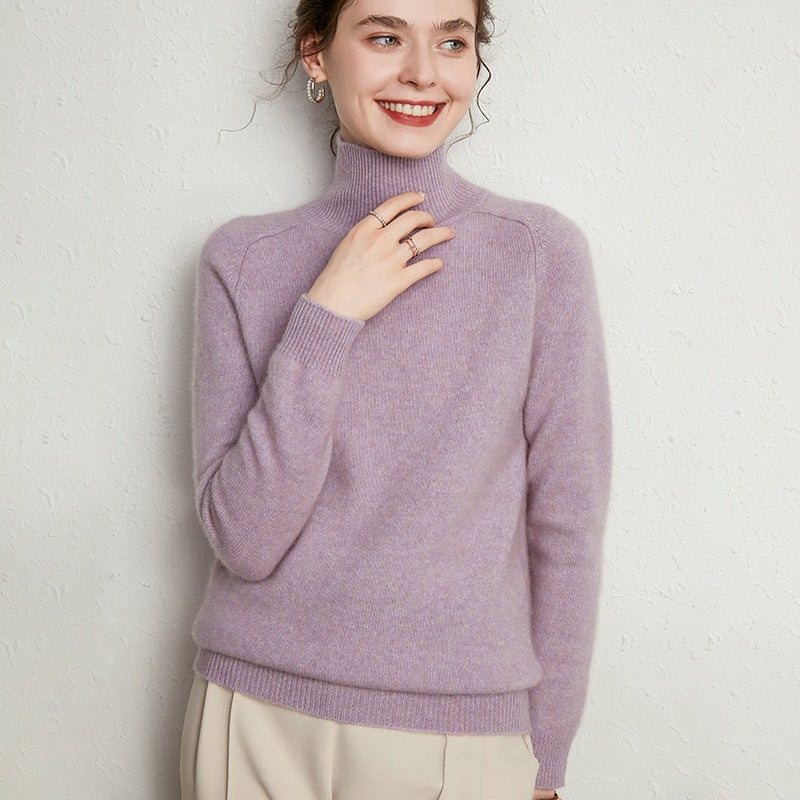 Femme portant le pull en laine et cachemire lilas à col montant
