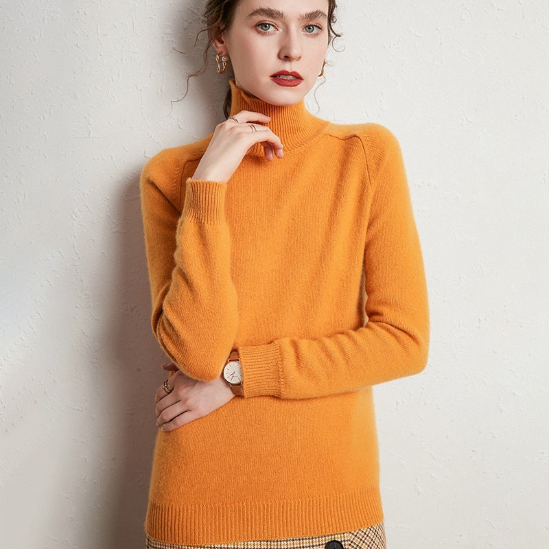 Femme portant le pull en laine et cachemire jaune orangé à col montant