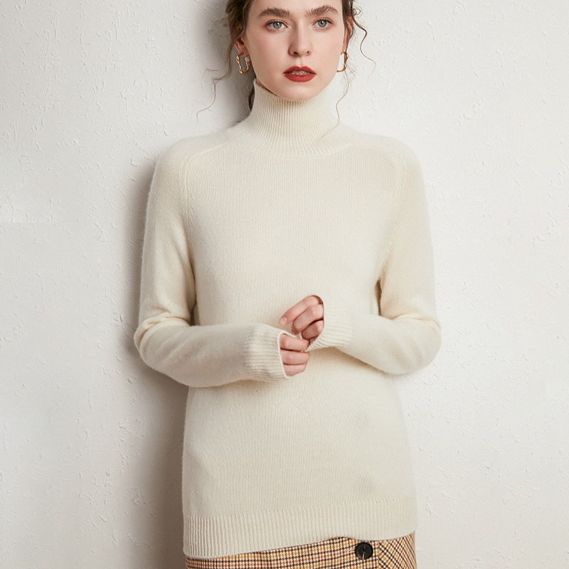 Femme portant le pull en laine et cachemire blanc crème à col montant