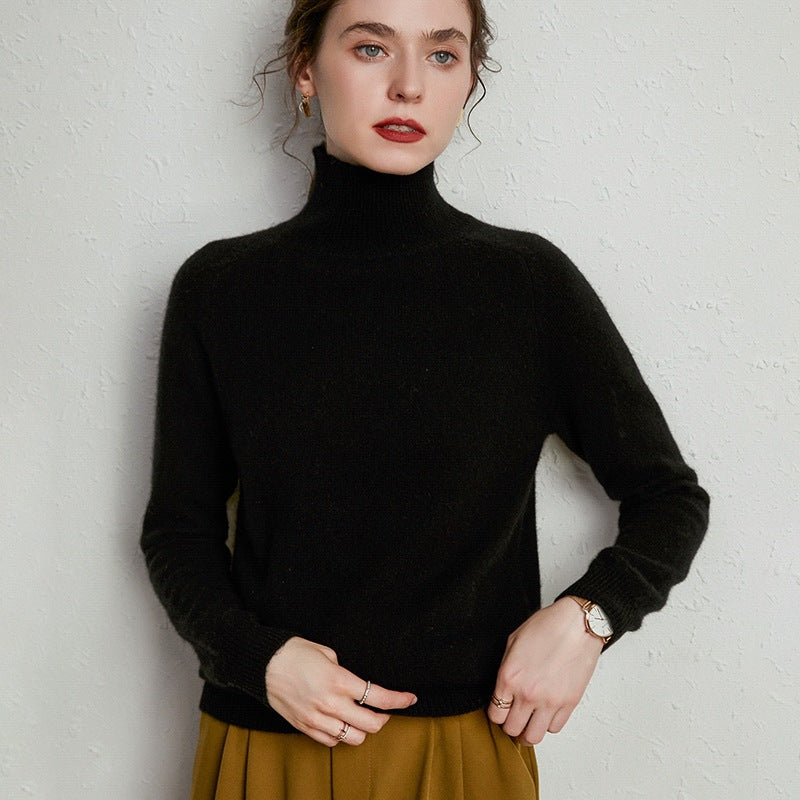 Femme portant le pull en laine et cachemire noir à col montant