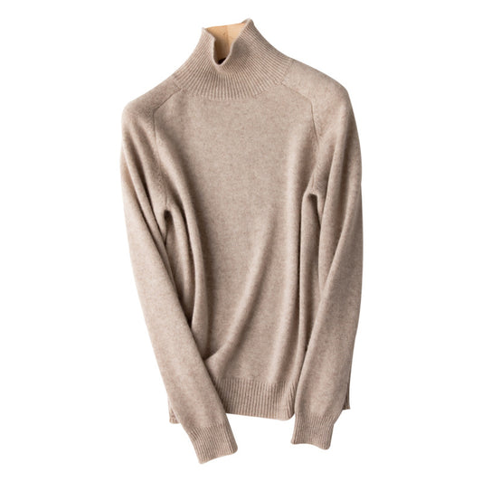Pull en laine et cachemire beige à col montant, présenté seul sur fond blanc