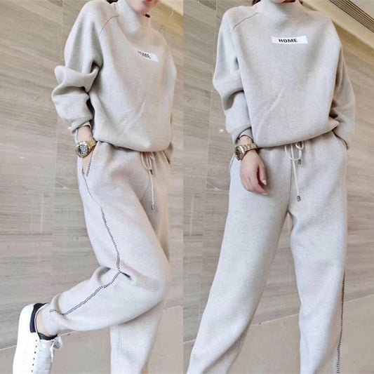 Femme portant l'ensemble deux pièces en tricot et cachemire beige crème, sweat-shirt à col montant et pantalon assorti, vues de face et de profil
