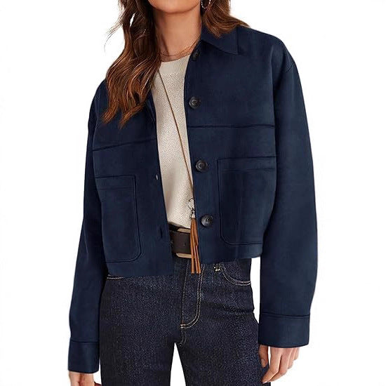 Veste courte en faux suède bleu marine, portée, vue de face