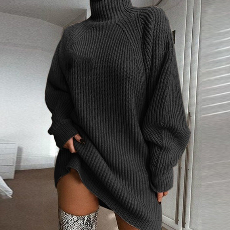 Robe pull col roulé gris foncé, portée en intérieur, vue de face