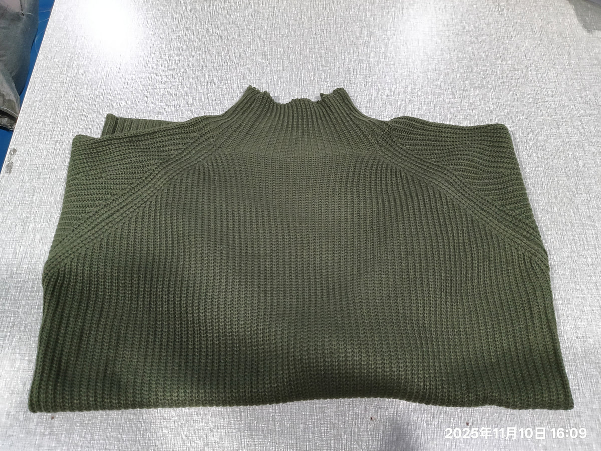 Robe pull col roulé vert olive pliée, détail du col roulé, à plat