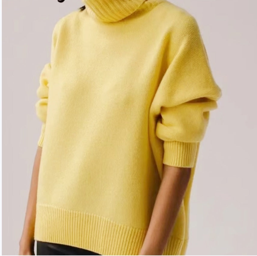 Chandail col montant en tricot jaune, porté, vue de face