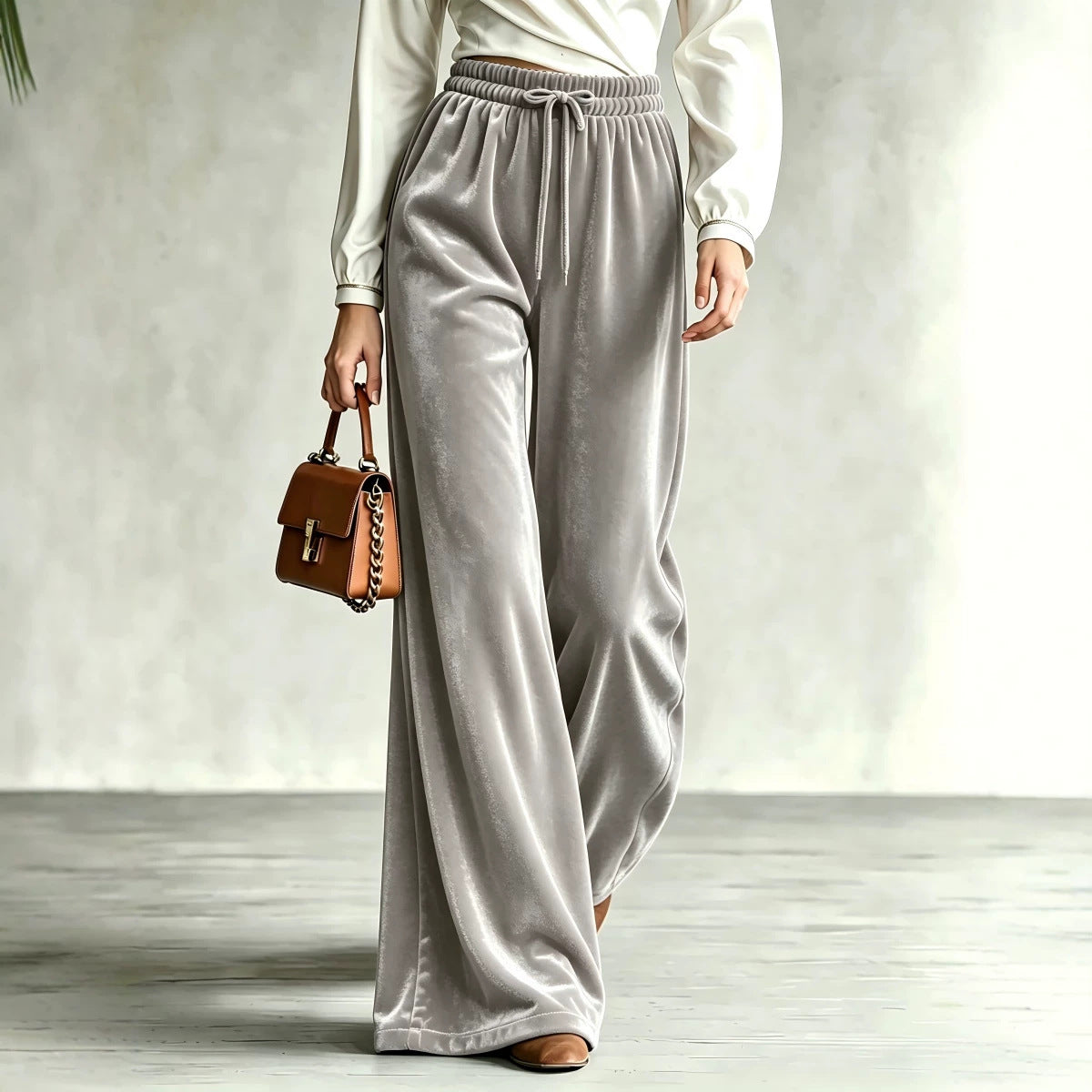 Pantalon taille haute gris, jambe large avec cordon, porté