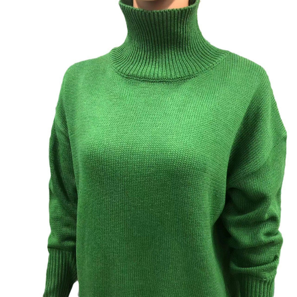 Chandail col montant en tricot vert, porté, vue de face