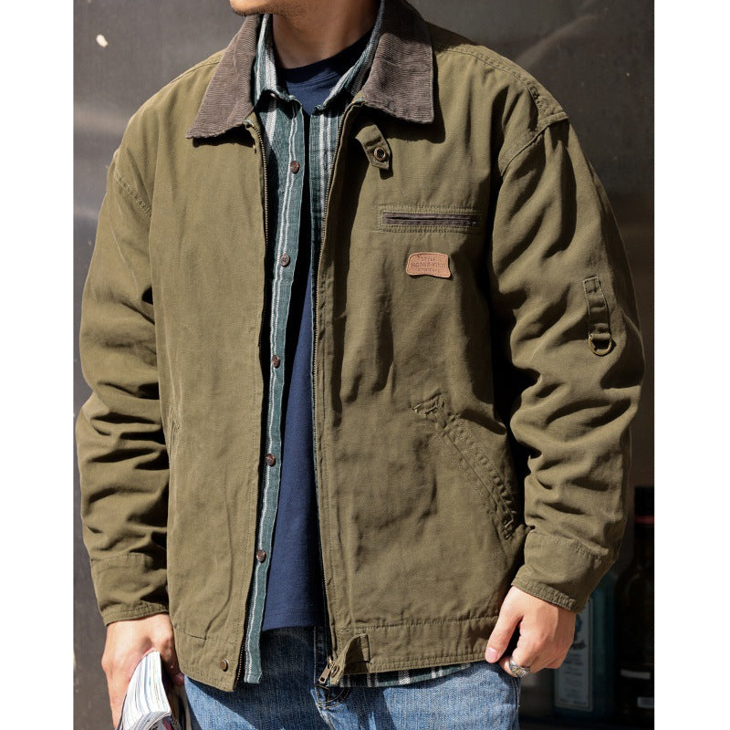 Veste de travail en toile de coton vert armée, portée par un modèle, vue de face