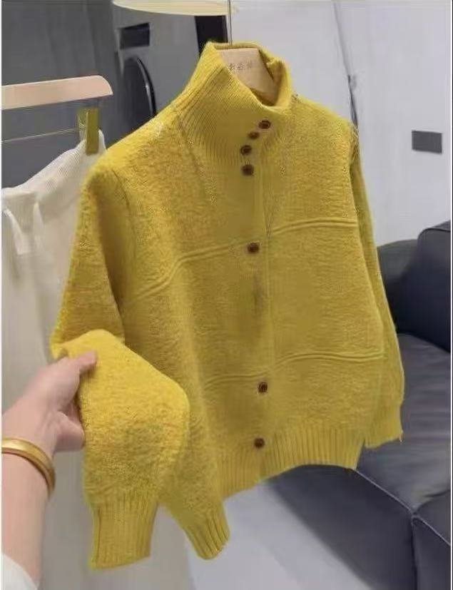 Manteau-cardigan long en tricot jaune, tenu à la main, vue de face