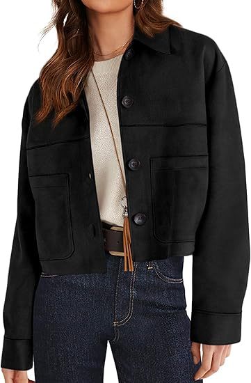 Veste courte en faux suède noire, portée, cheveux longs visibles, vue de face