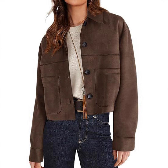 Veste courte en faux suède brune, portée, plan rapproché, vue de face