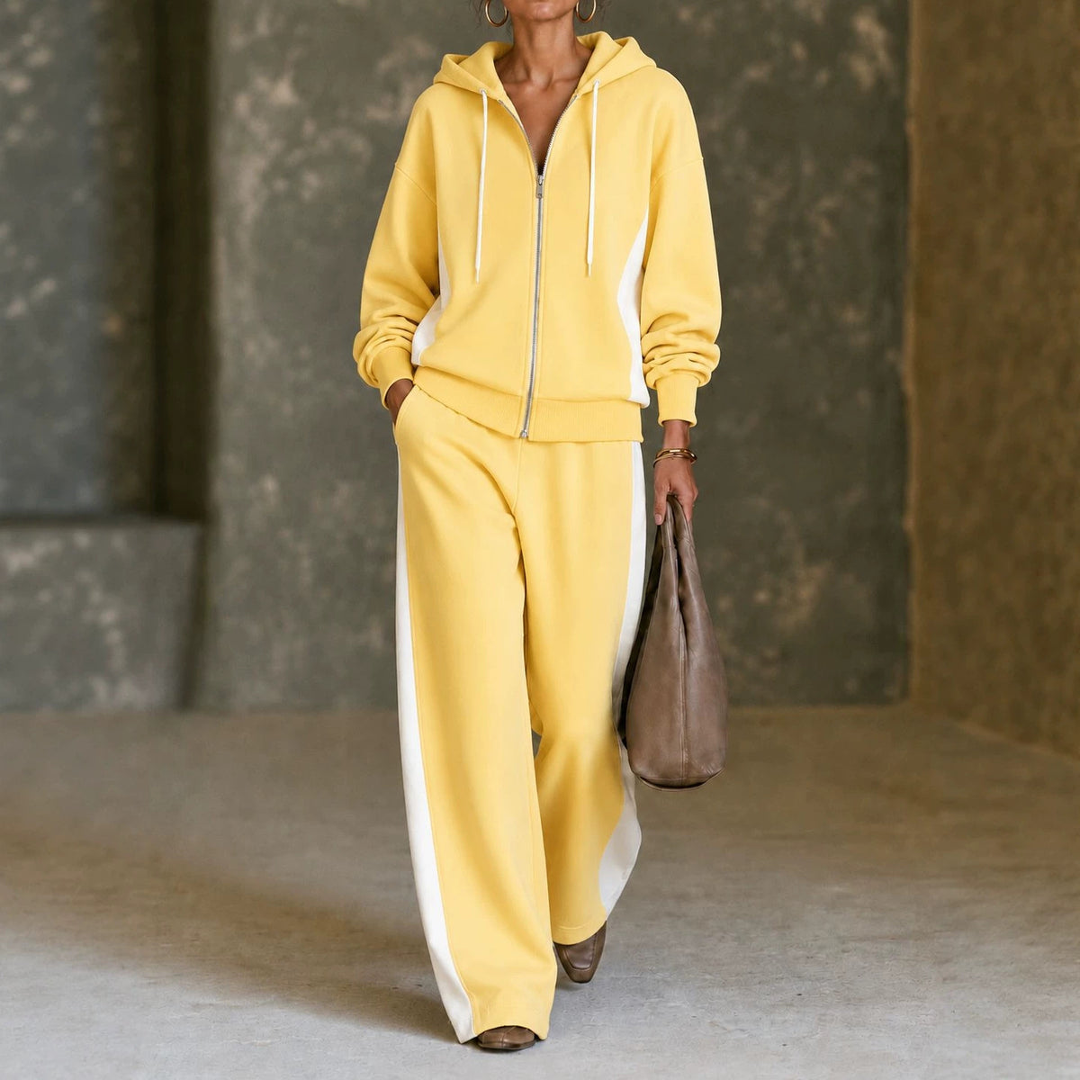 Ensemble survêtement color-block jaune à bandes blanches, porté en marchant