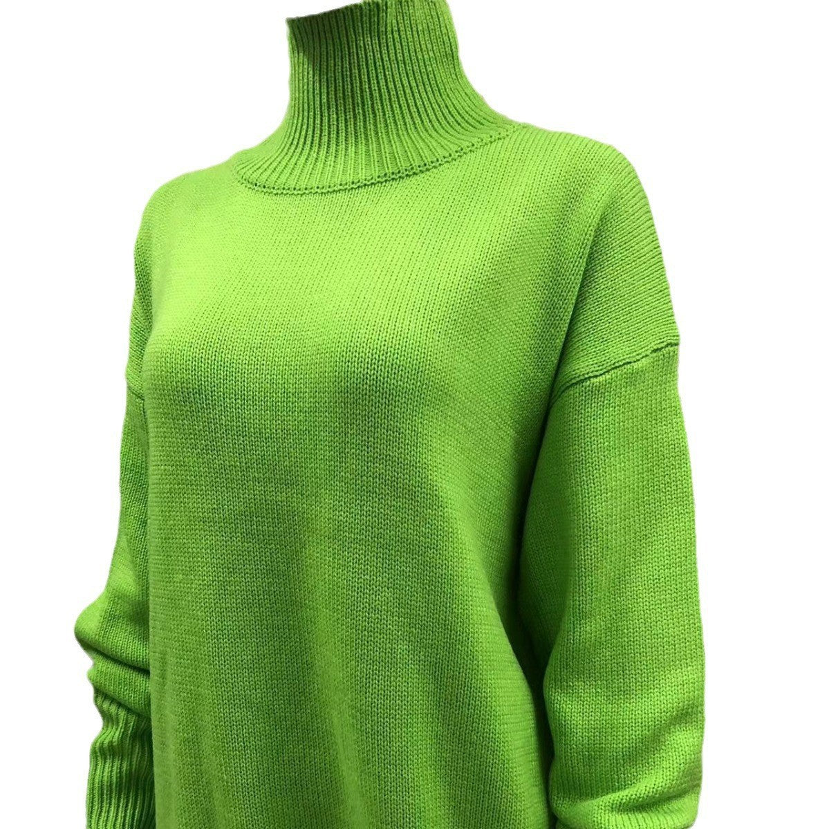 Chandail col montant en tricot vert émeraude, porté, vue de face