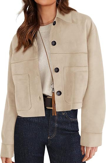 Veste courte en faux suède beige, portée, vue de face