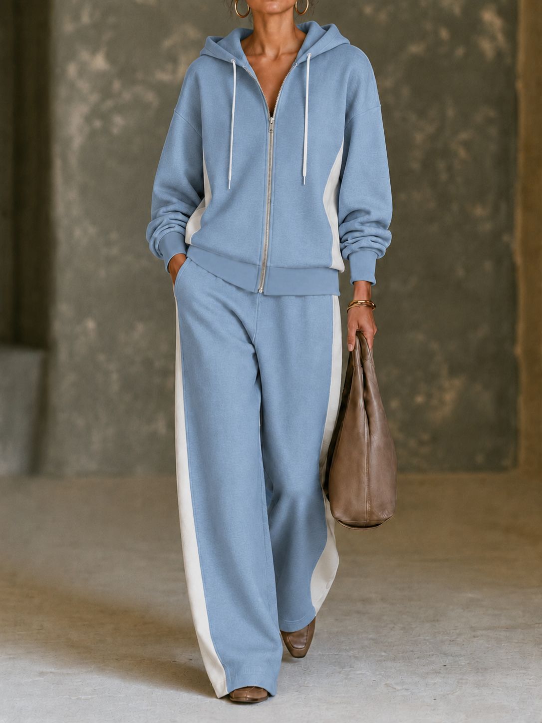 Ensemble survêtement color-block bleu à bandes blanches, porté avec sac, vue de face
