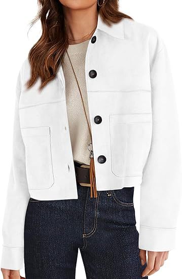 Veste courte en faux suède blanche, portée, cheveux longs visibles, vue de face