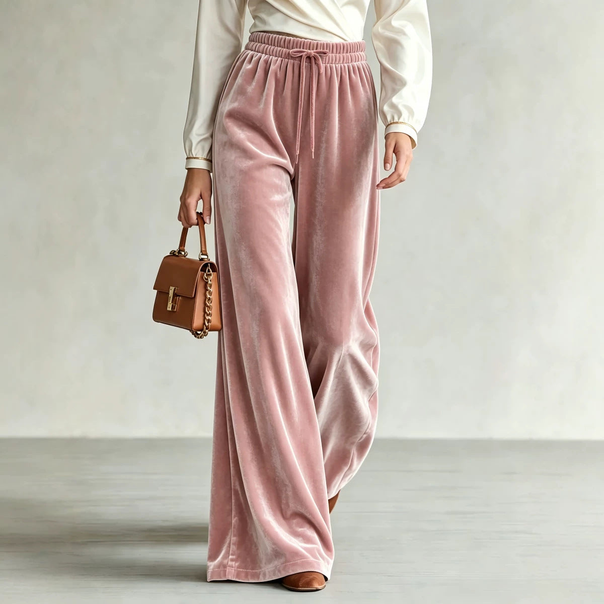 Pantalon taille haute rose, jambe large avec cordon, porté