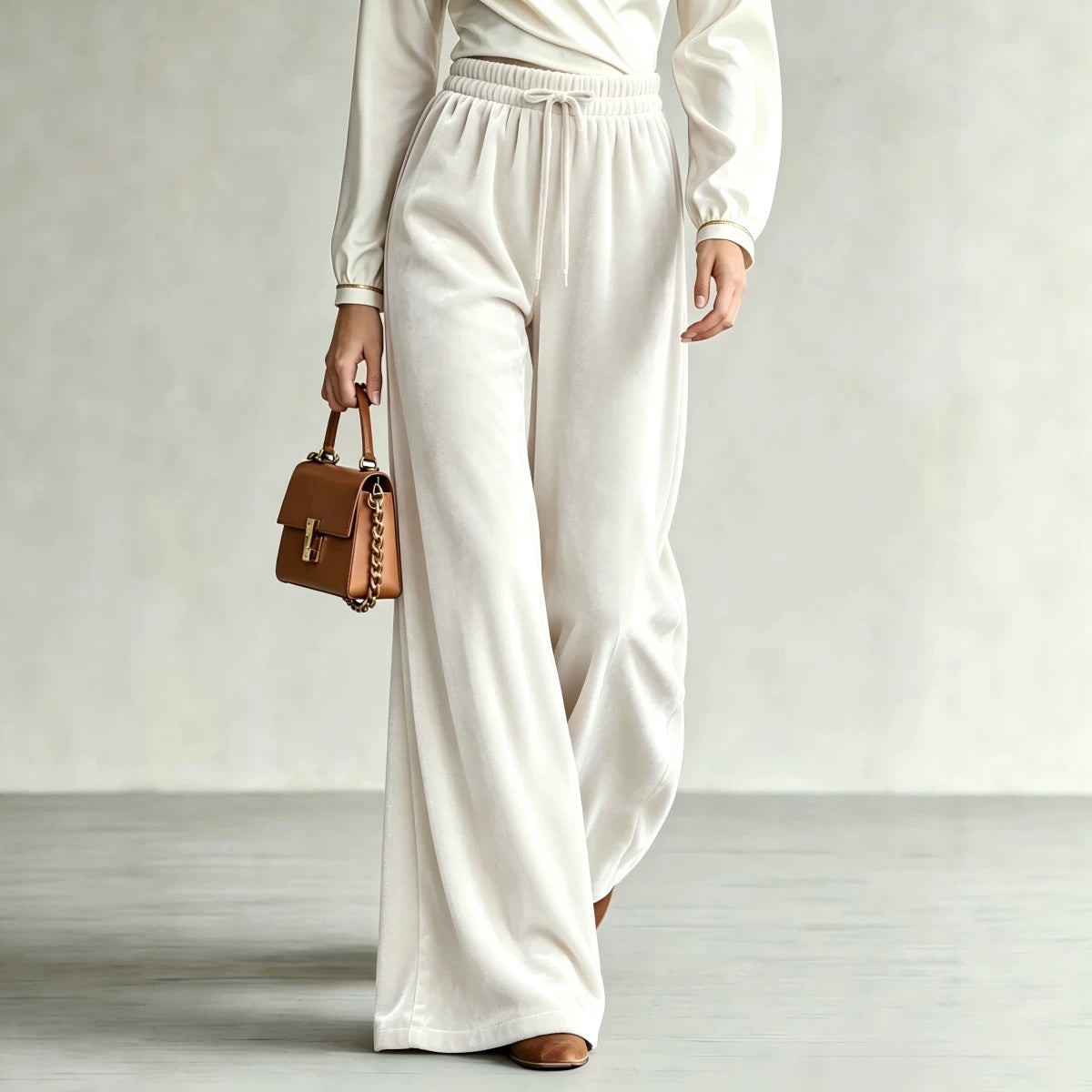Pantalon taille haute blanc, jambe large avec cordon, porté