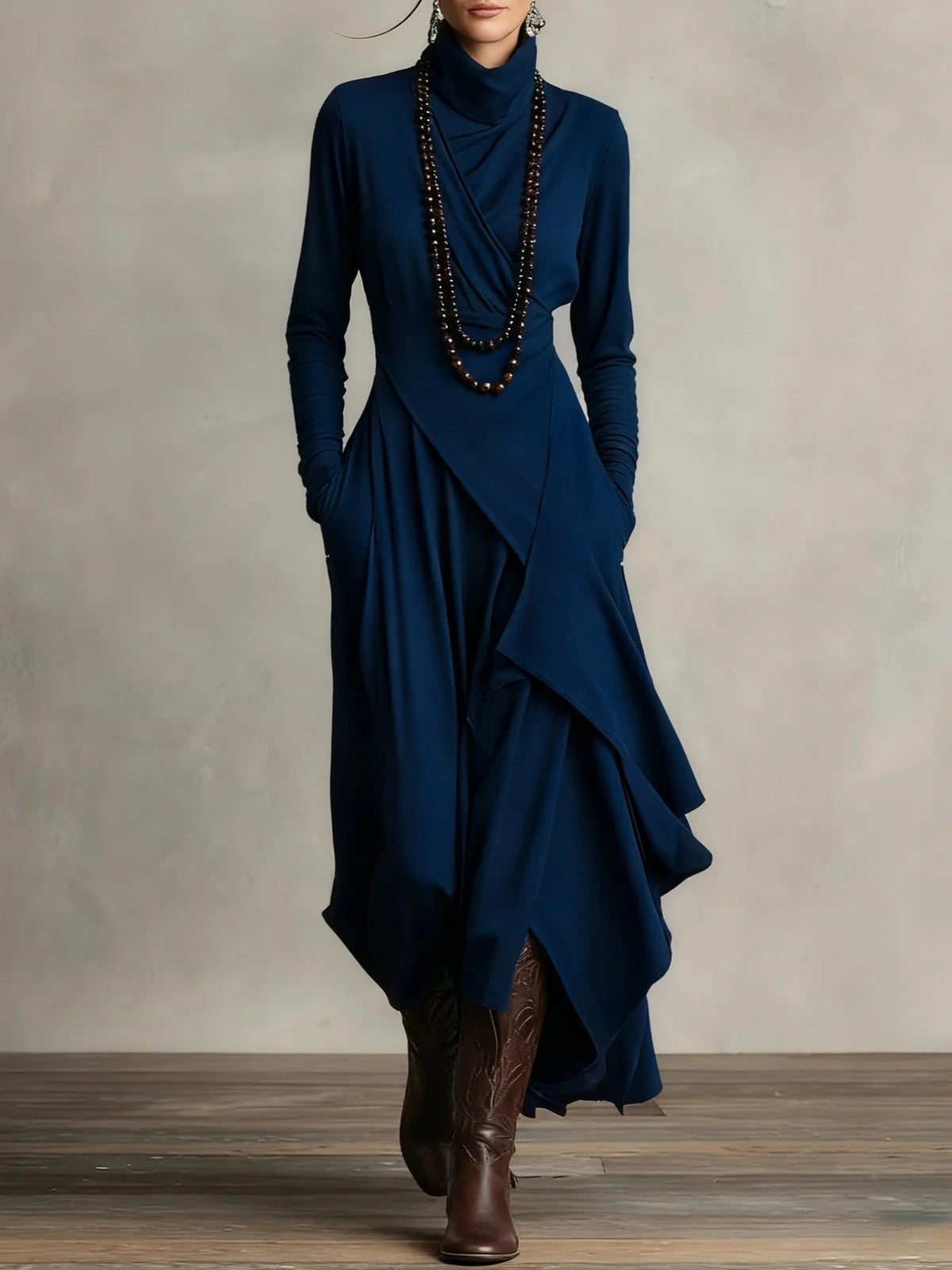 Robe moulante col haut bleu saphir, portée en marchant, vue de face