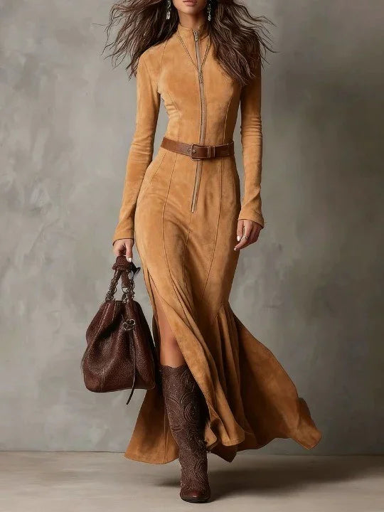 Robe zippée manches longues camel, portée en marchant, vue de face