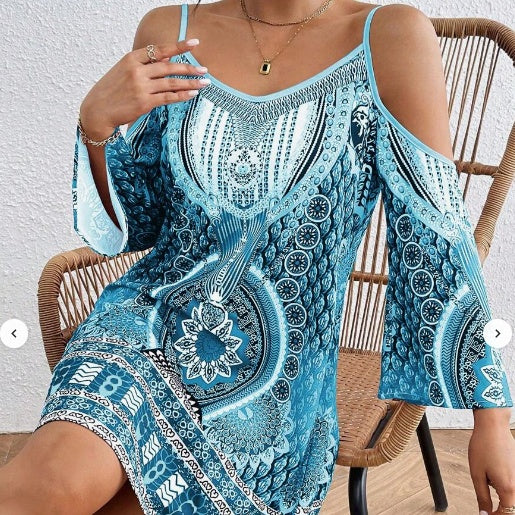 Robe imprimée épaules dénudées bleue, portée, vue de face