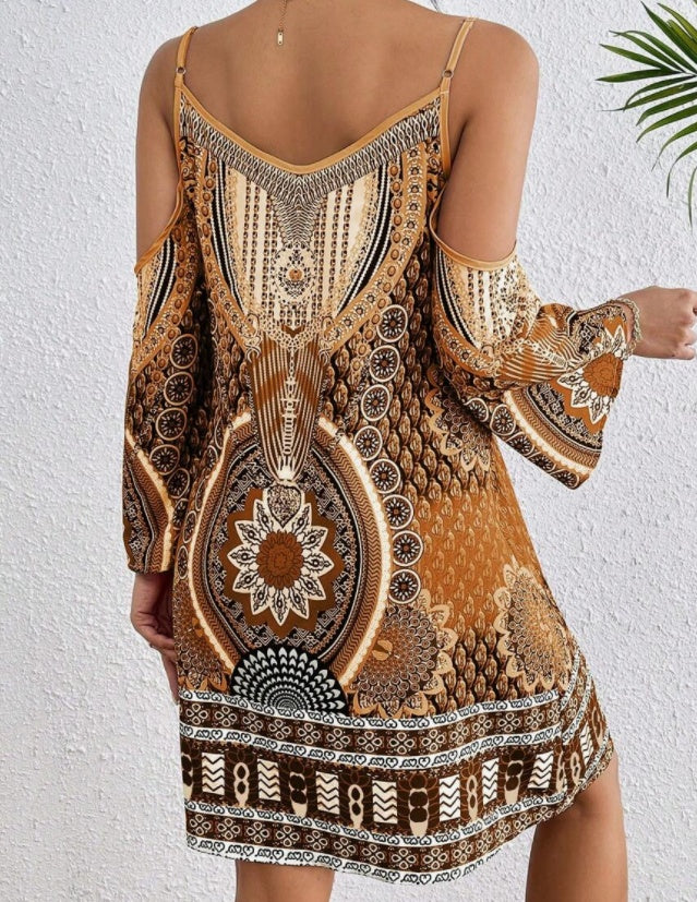 Robe imprimée épaules dénudées brune, portée, vue de dos