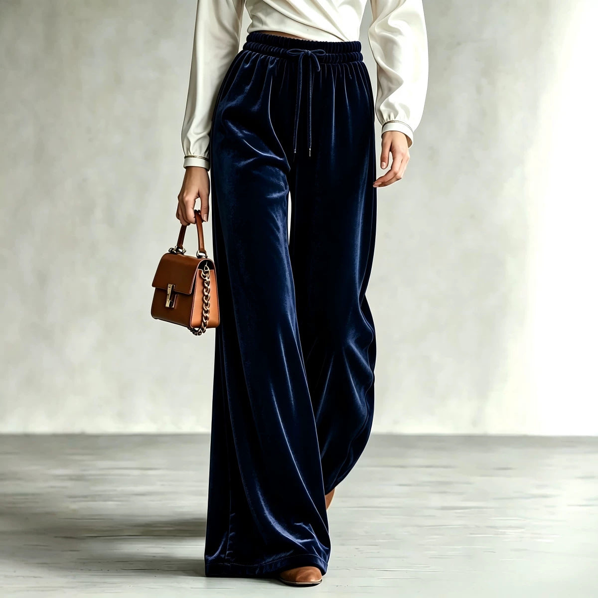 Pantalon taille haute bleu marine, jambe large avec cordon, porté