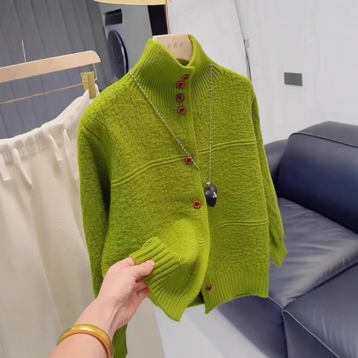 Manteau-cardigan long en tricot vert, sur cintre, vue de face