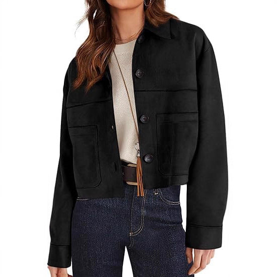 Veste courte en faux suède noire, portée, vue de face