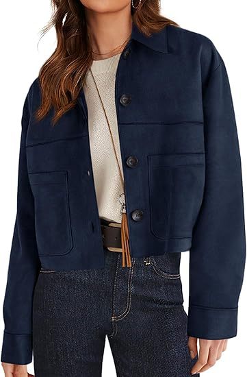 Veste courte en faux suède bleu violacé, portée, cheveux longs visibles, vue de face